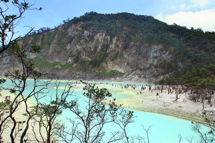Pengelola obyek wisata Kawah Putih Kabupaten Bandung keluhkan wisatawan yang semakin berkurang pasca ditetapkannya PPKM Level 3 di Kabupaten Bandung 