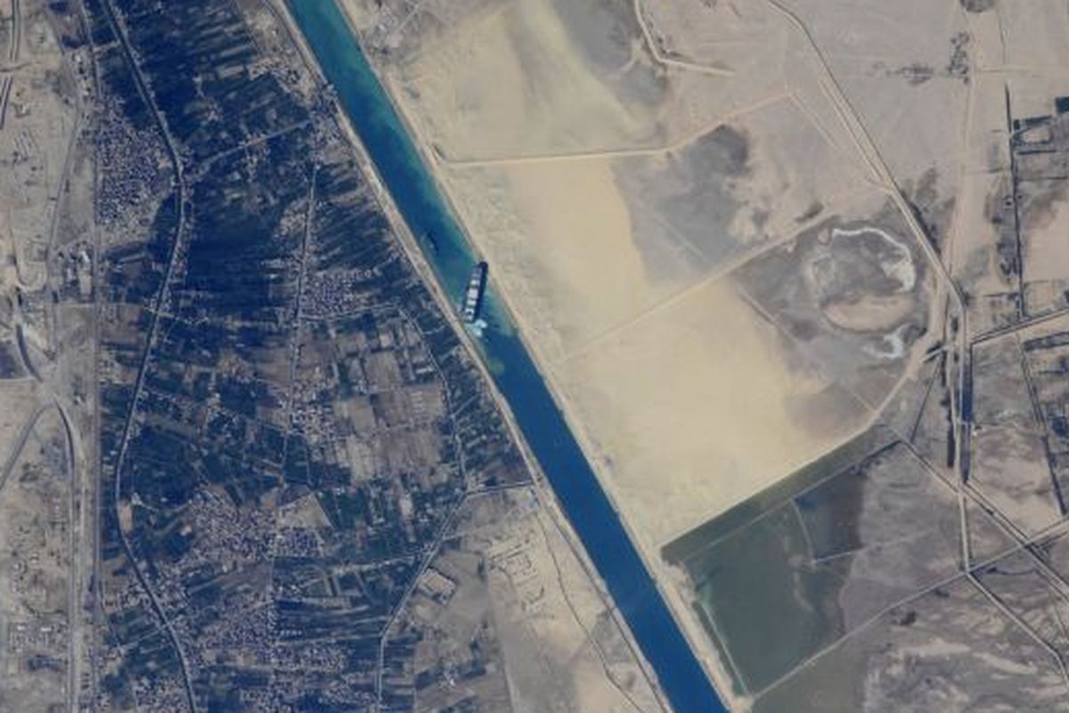 Kosmonot Rusia Sergey Kud-Sverchkov membagikan gambar yang diambil dari Stasiun Luar Angkasa Internasional dari kapal kargo Ever Given terjebak miring di Terusan Suez pada 27 Maret 2021. (Image credit: Roscosmos / NASA)
