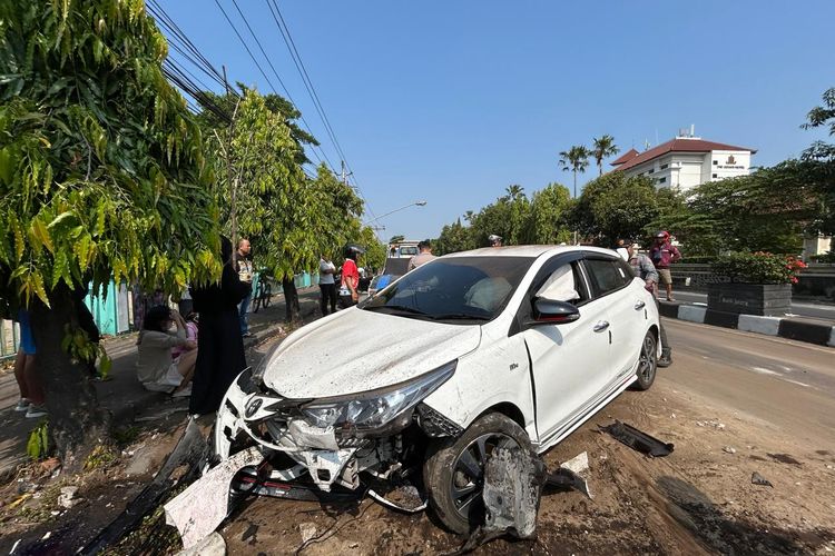 Salah Injak Gas, Lansia di Solo Tabrak Pohon dan Pengendara Motor