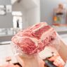 Agar Daging Kurban Tahan Lama, Ini Cara Membersihkan Kulkas dan Freezer