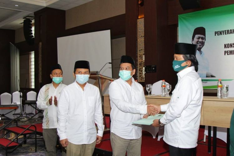 Ketua Dewan Pengurus Wilayah (DPW) PKB Jawa Tengah Yusuf Chuldori (kanan) menyerahkan surat rekomendasi kepada Muhammad Sulhan Fauzi (tengah) dan Zaini Makarim Supriyatno (kiri) 
di Hotel Braling Purbalingga, Jawa Tengah, Senin (13/7/2020) sore.