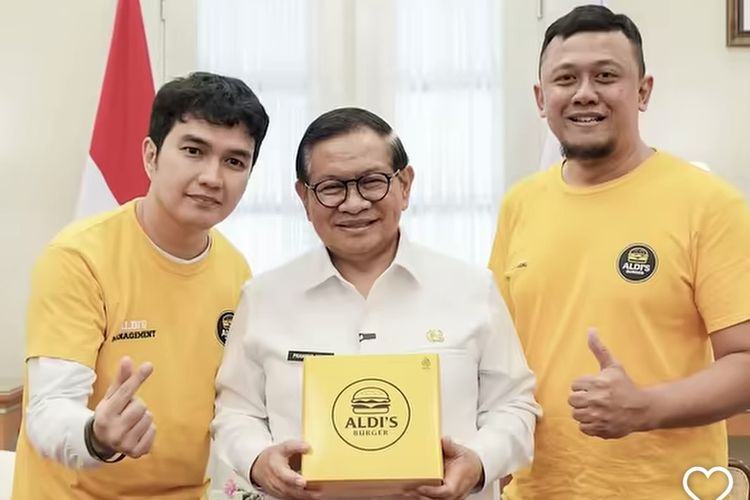 Aldi Taher Promo Burger ke Balai Kota Jakarta, Bikin Pramono Tertawa Terpingkal-pingkal