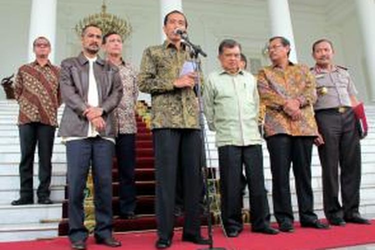 Presiden Joko Widodo (Jokowi) didampingi Ketua Komisi Pemberantasan Korupsi (KPK) Abraham Samad, Wakil Presiden Jusuf Kalla, Jaksa Agung HM Prasetyo, dan Wakapolri Komjen Pol Badrodin Haiti (depan, kiri ke kanan) memberikan penjelasan tentang sikap pemerintah terkait penangkapan Wakil Ketua KPK Bambang Widjojanto oleh Bareskrim Polri, di teras Istana Bogor, Jawa Barat, Jumat (23/1/2015). Presiden meminta institusi Polri dan KPK untuk memastikan proses hukum kasus tersebut harus objektif dan sesuai dengan aturan UU yang berlaku.