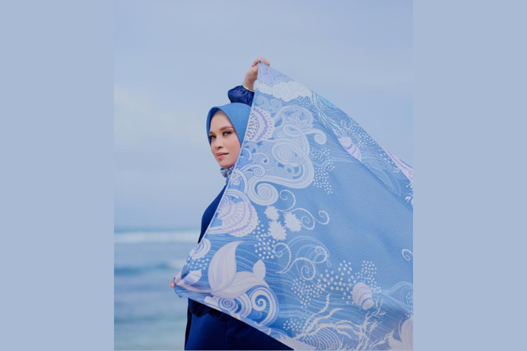 Yumera sudah meluncurkan sebanyak 15 series hijab yang terinspirasi dari motif karawo dengan memiliki desain dan warna yang khas, yakni Tinelo, Tabua, dan Saripahala. 