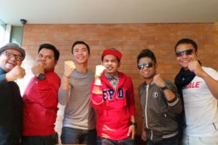 Sandy Thema (ketiga dari kiri) bersama Pentaboyz, yang terdiri dari (dari kiri ke kanan) Martadinata, Joka Tatarang, Ronie Qiting, Indra Gunawan, dan Armando Zidane