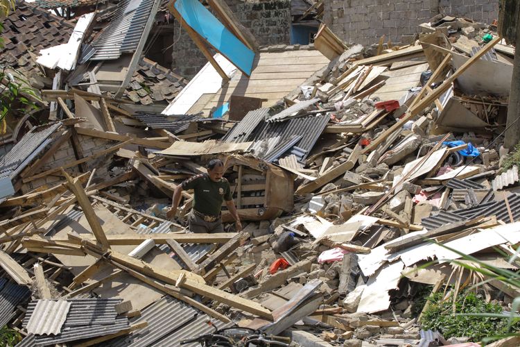 Kerusakan akibat gempa di Kampung Cibeureum Kaler, Desa Cibeureum, Kecamatan Cugenang, Kabupaten Cianjur, Jawa Barat, Selasa (22/11/2022). Sedikitnya 162 orang meninggal dunia, 326 warga luka-luka, dan 13.784 orang mengungsi akibat gempa bermagnitudo 5,6 di Cianjur.