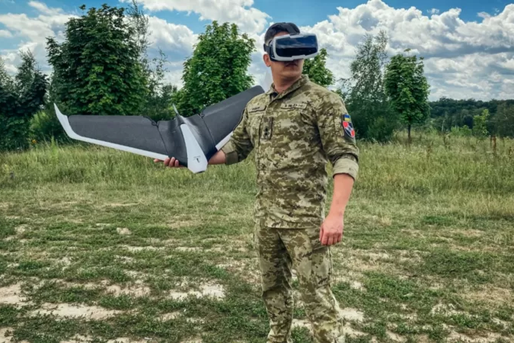 Seorang tentara Ukraina menggunakan perangkat realitas virtual (VR) untuk meluncurkan drone di medan perang.