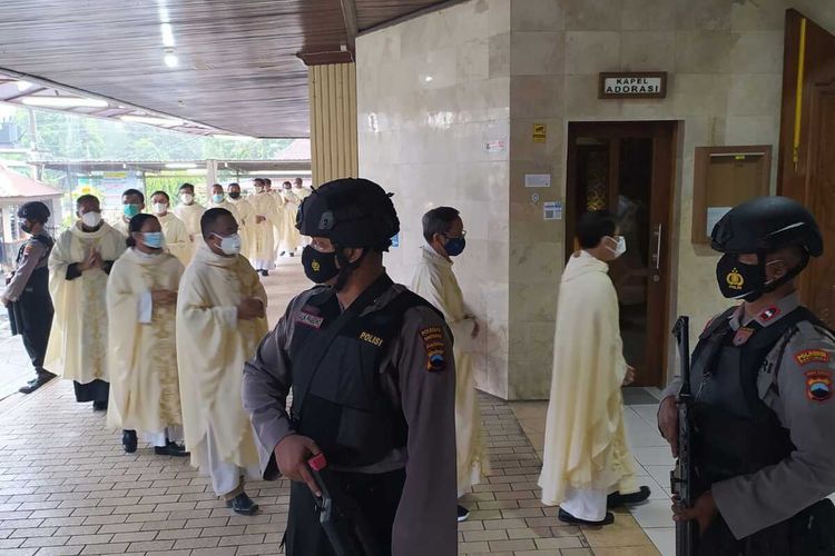 Polisi bersenjata lengkap berjaga di Gereja Katedral Kristus Raja Purwokerto, Kabupaten Banyumas, Jawa Tengah, Rabu (31/3/2021).