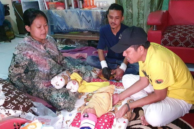 Kuli bangunan yang tersengat listrik hingga tangannya harus diamputasi saat ditemui Dedi Mulyadi di Purwakarta, Rabu (8/2/2023).
