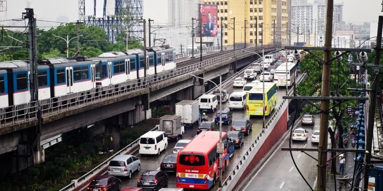 Epifanio de los Santos Avenue (EDSA) adalah jalan utama di sekitar Metro Manila, lebarnya hampir 24 km. Wilayah ini sering padat sepanjang hari oleh penumpang yang ingin menuju sekitar kota.