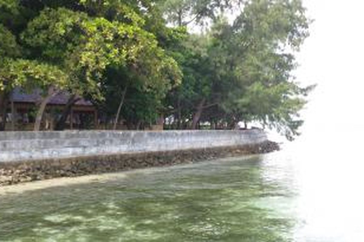 Pemecah gelombang di Pantai Pulau Karya, Kepulauan Seribu. Dalam kunjungan kerjanya ke pulau tersebut, Jumat (6/2/2015), Wakil Gubernur DKI Djarot Saiful Hidayat menyebut bentuk pemecah gelombang ini tidak seperti pemecah gelombang pada umumnya 