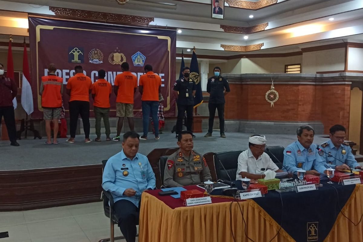 Gubernur Bali I Wayan Koster  bersama Kakanwil Kemenkumham Bali Anggiat Napitupulu, dan Kapolda Bali Irjen Putu Jayan Danu Putra  saat merilis tindakan pendeportasian terhadap sejumlah WNA di Kanwil Kemenkumham Bali, Denpasar, Bali, pada Minggu (12/3/2023). Kompas.com/ Yohanes Valdi Sering Ginta