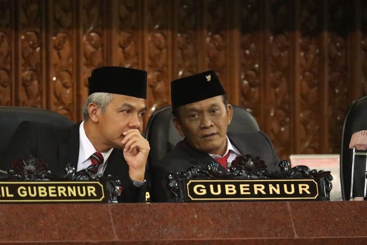 Gubernur Jawa Tengah Ganjar Pranowo (kiri) saat menghadiri acara pelantikan anggota DPRD Jateng periode 2019-2024 di ruang paripurna DPRD Jateng, Selasa (3/9).