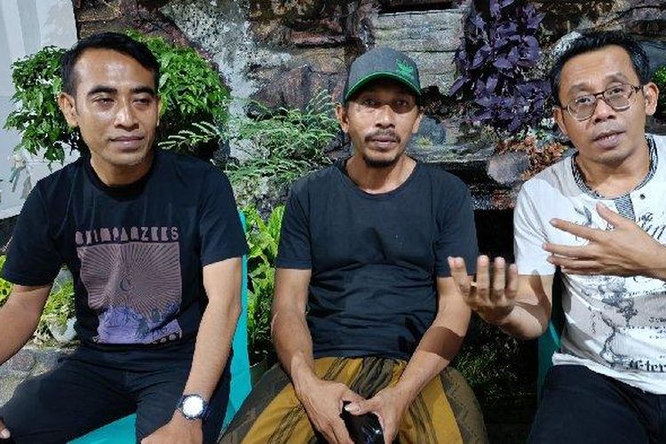 Ayah Brigadir Esco Fasca Rely (tengah) memberikan tanggapan resmi usai Kepolisian Resor Lombok Barat menetapkan 4 tersangka baru dalam kematian Esco.