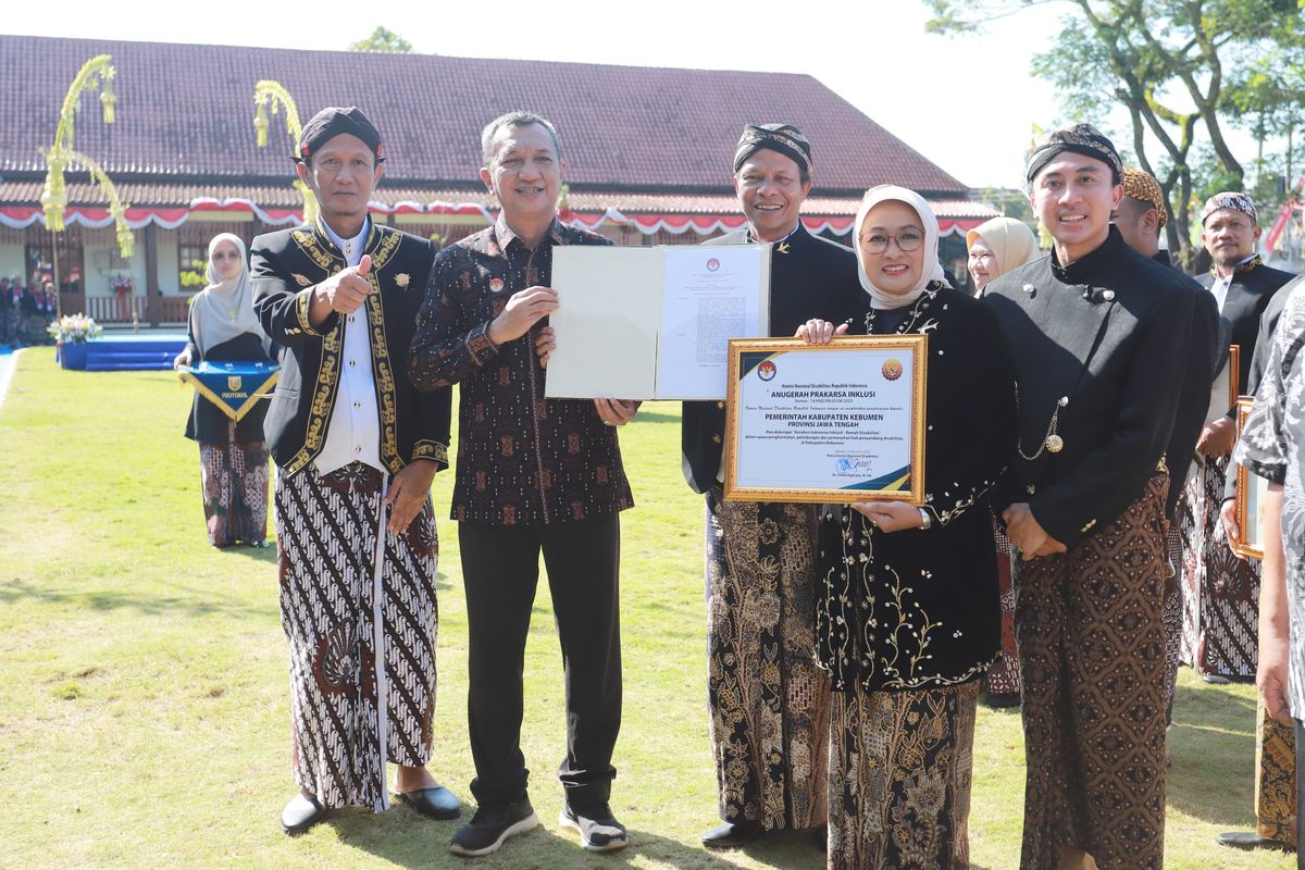 Komisioner Komisi Nasional Disabilitas (KND) Indonesia Kikin P Tarigan menyerahkan penghargaan Anugerah Prakarsa Inklusi kepada Bupati Kebumen Lilis Nuryani dan Wakil Bupati Kebumen Zaeni Miftah, usai upacara Hari Jadi ke-396 Kabupaten Kebumen, di halaman Pendopo Kabumian, Kebumen, Jawa Tengah, Kamis (21/8/2025).