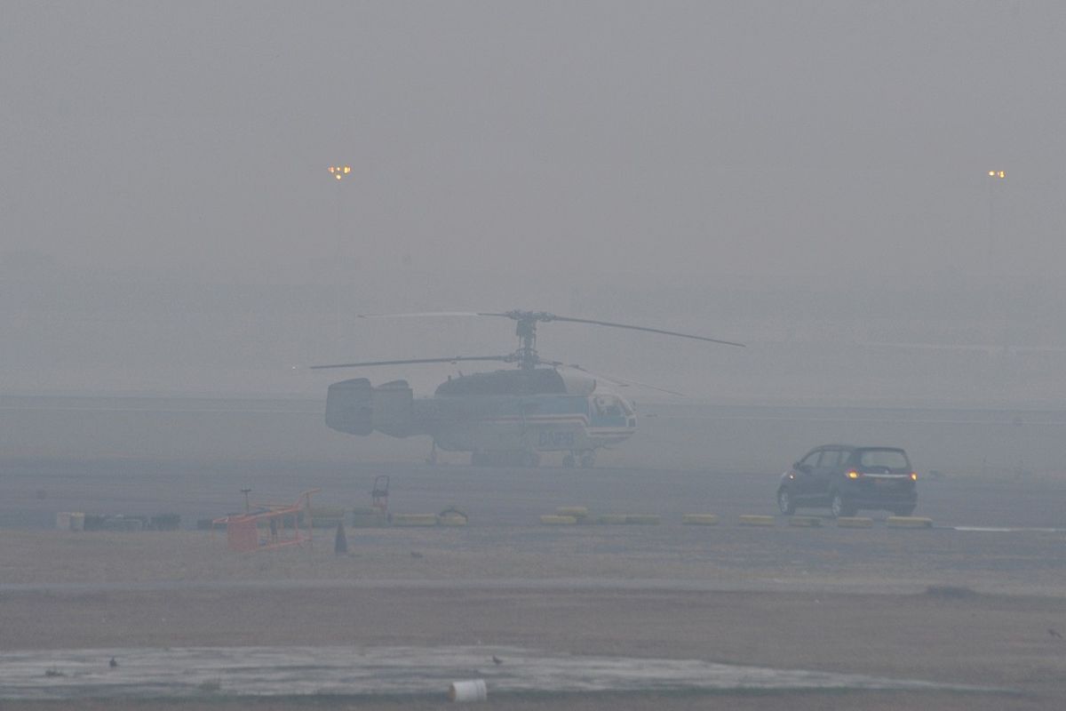 Helikopter waterbombing parkir di Lapangan Udara (Lanud) Sri Mulyono Herlambang yang bersebelahan dengan Bandara Sultan Mahmud Badaruddin II Palembang, Sumsel, Senin (16/9/2019). Badan Meteorologi Klimatologi dan Geofisika (BMKG) mencatat adanya penurunan jarak pandang di Kota Palembang hingga 600 meter dan  memburuknya kondisi udara pada kategori sangat tidak sehat akibat kabut asap kebakaran hutan dan lahan. ANTARA FOTO/Feny Selly/pras.