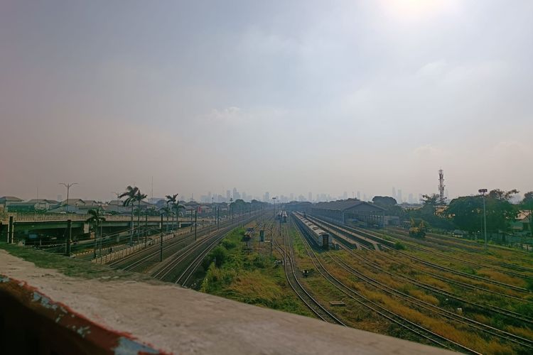 Pemandangan gedung pencakar langit yang terlihat dari atas flyover Cipinang di Jatinegara, Jakarta Timur, Kamis (24/8/2023) sore. Pemandangannya tertutup kabut polusi udara.