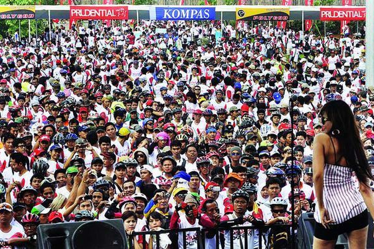 Ribuan pesepeda menikmati hiburan musik dangdut seusai mengikuti Gowes Bareng Kompas-Prudential yang berakhir di Ecopark Taman Impian Jaya Ancol, Jakarta, Minggu (26/6). Gowes bareng yang diadakan untuk memperingati HUT ke-46 Harian Kompas ini memperebutkan undian hadiah utama sebuah rumah dan ratusan hadiah lainnya.