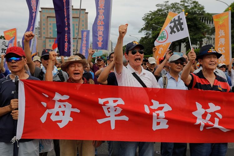 Para veteran senior Taiwan melakukan protes di depan gedung parlemen menentang rencana pemerintah yang akan memangkas dana pensiun mereka.