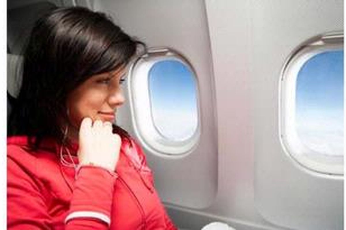 Untuk menurunkan tekanan udara, sebaiknya Anda tidak tidur saat pesawat lepas landas dan mendarat.