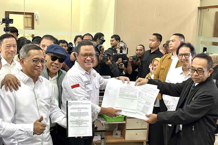 Mahkamah Konstitusi (MK) memberikan bukti penerimaan berkas permohonan pembatalan Keputusan Komisi Pemilihan Umum (KPU) nomor 360/2024 tentang penetapan hasil pemilihan umum (Pemilu) kepada Ketua Tim Hukum Nasional (THN) Anies-Muhaimin, Ari Yusuf Amir, Kamis (21/3/2024).