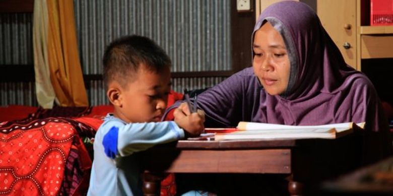 Salah satu penyesalan Darma akibat putus sekolah dan menjadi pengantin anak adalah kemampuannya mengajari anaknya kini yang terbatas 