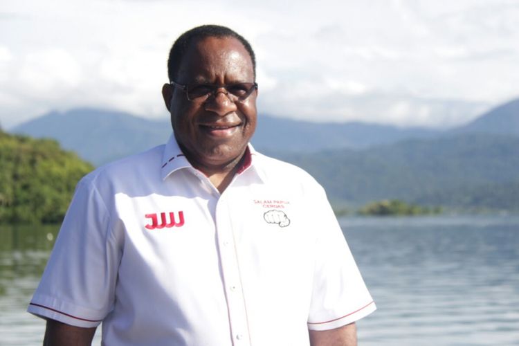 Bupati Jayawijaya John Wempi Wetipo mendapat dukungan dari PDI Perjuangan sebagai calon gubernur pada Pilkada Papua 2018.