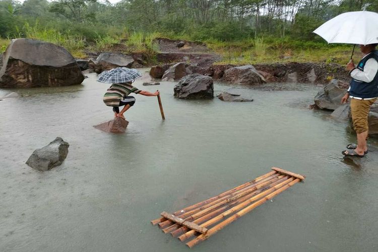 Warga sedang membantu petugas Kepolisian mengukur kedalaman air di kubangan bekas galian pasir, lokasi meninggalnya bocah perempuan saat berenang di Kecamatan Bungursari, Kota Tasikmalaya, Jumat (11/2/2022).