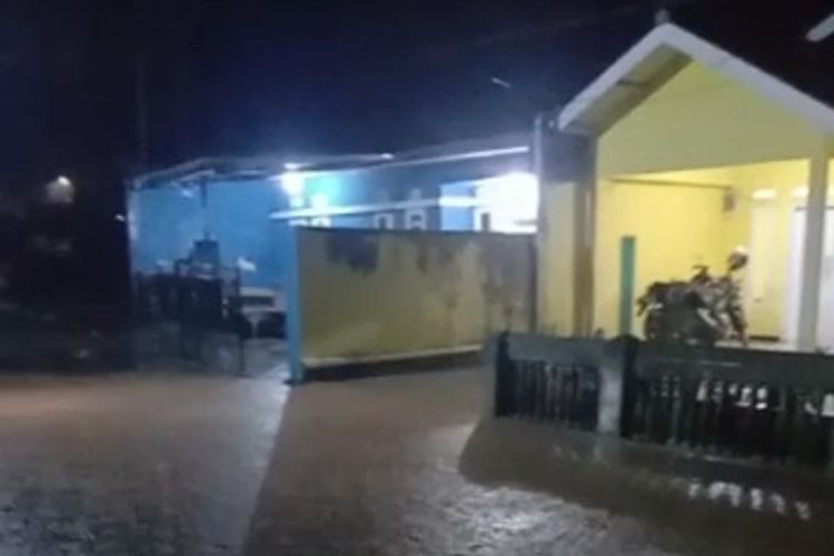 Sebuah video yang memperlihatkan kondisi Pemukiman di Desa Rawabogo, Kecamatan Ciwidey, Kabupaten Bandung, Jawa Barat yang terendam banjir.