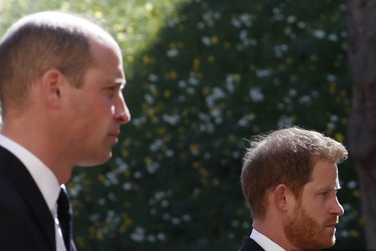 Pangeran William, Duke of Cambridge (kiri) dan Pangeran Harry, Duke of Sussex (kanan) mengikuti peti mati selama prosesi pemakaman Pangeran Philip, Duke of Edinburgh, ke Kapel St George di Kastil Windsor di Windsor, Inggris, pada Sabtu (17/4/2021).