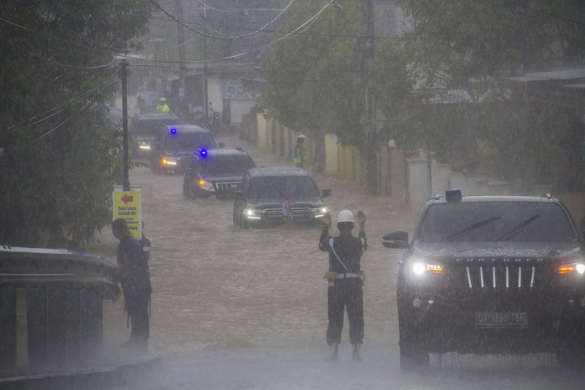 Presiden Joko Widodo yang berada di dalam mobil kepresidenan melintasi banjir di Desa Pekauman Ulu, Kabupaten banjar, Kalimantan Selatan, Senin (18/1/2021). Kunjungan kerja tersebut dalam rangka melihat langsung dampak banjir dan meninjau posko pengungsian korban banjir di Provinsi Kalimantan Selatan. ANTARA FOTO/Bayu Pratama S/aww. 