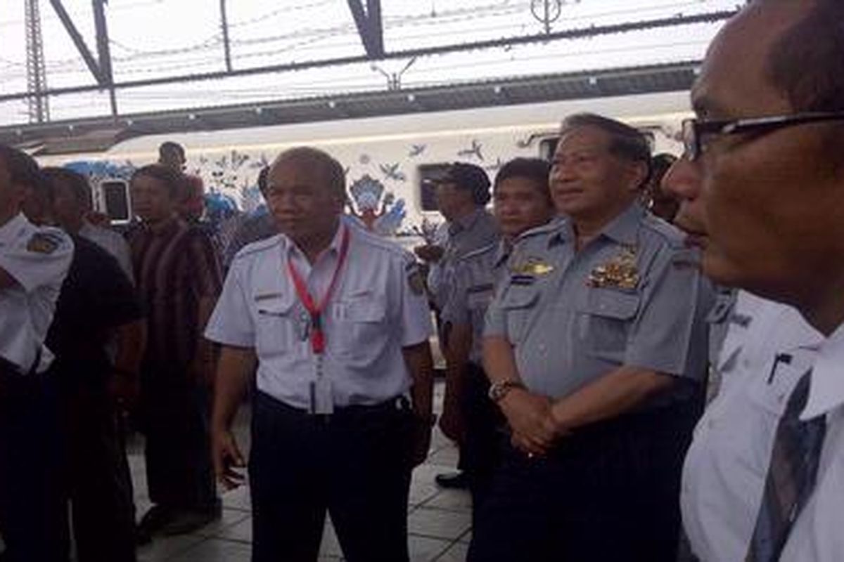Menhub EE Mangindaan meninjau Stasiun Manggarai, Jakarta Selatan, Senin (5/11/2012).