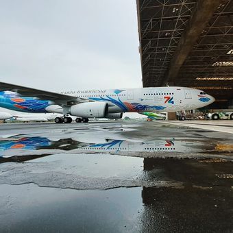 Pesawat Garuda Indonesia yang badannya (livery) dihiasi motif batik mega mendung dan awan.
