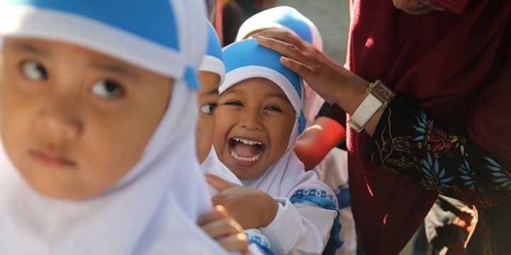 Sejumlah siswa berbaris memasuki kelas pada saat hari pertama masuk sekolah di Taman Kanak-kanan (TK) Al Falah, Kota Kediri, Jawa Timur, Senin (16/7). Hari pertama masuk sekolah tahun ajaran 2018-2019 dimulai secara serentak di Indonesia pada Senin 16 Juli dan diisi dengan kegiatan pengenalan lingkungan sekolah. 