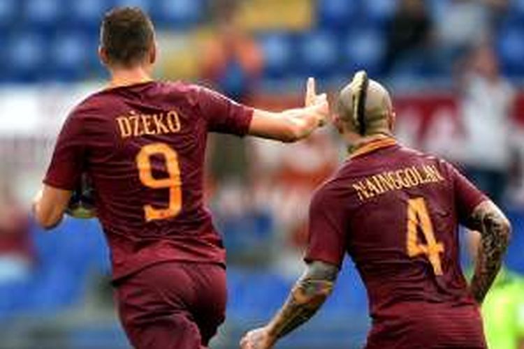 Edin Dzeko dan Radja Nainggolan merayakan gol AS Roma ke gawang Sampdoria pada lanjutan Serie A di Stadion Olimpico, Minggu (11/10/2016).