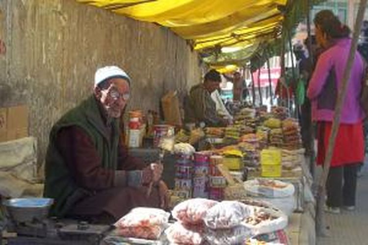 Penjual buah kering di Leh, India.