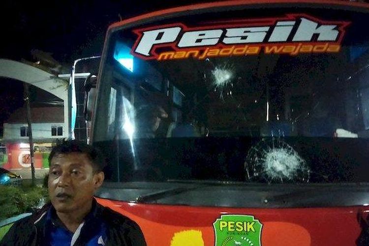 Bus yang mengangkut pemain Pesik Kuningan diserang massa saat perjalanan pulang ke Kuningan, Kamis (29/9/2022).  
