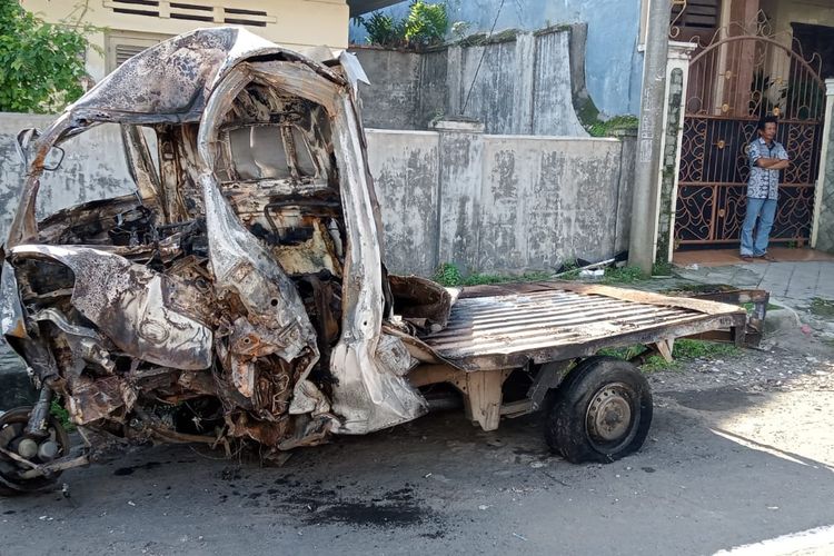 Bangkai kendaraan pickup Grand Max yang hangus terbakar usai menabrak pohon di Jalan Raya Gayam, Kecamatan Gurah, Kabupaten Kediri, Jawa Timur, Sabtu (10/12/2022).