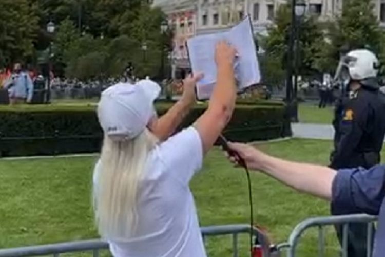 Seorang aktivis SIAN (kelompok anti-Islam) di Oslo, Norwegia merobek Al Quran.