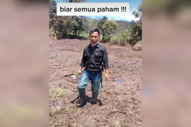 Tangkapan layar video seorang warga mengamuk karena kerusakan lahan di Rancaupas, Kabupaten Bandung, Jawa Barat. 