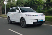 Adu Irit Mobil Listrik dan Hybrid: J5 EV Vs Rocky e-Smart Hybrid