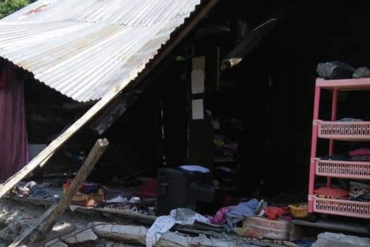 Rangkaian gempa bumi mengguncang Kabupaten Donggala, Sulawesi Tengah, Jumat (28/9/2018). Puncaknya, gempa bermagnitudo 7,7 pada pukul 18.02 Wita. Kepala Pusat Data Informasi dan Humas BNPB Sutopo Purwo Nugroho mengatakan bahwa gempa pertama yang bermagnitudo 5,9 telah menyebabkan 1 orang tewas dan 10 orang luka-luka. Puluhan rumah rusak.