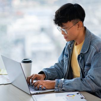 Ilustrasi bekerja, Gen Z bekerja di kantor. 