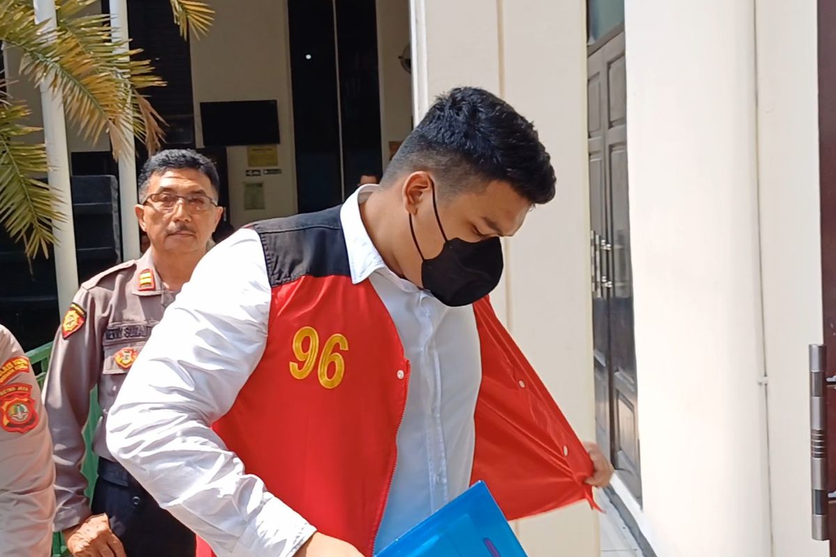 Terdakwa penganiayaan remaja berinisial D (17), Shane Lukas (19) saat tiba di ruang sidang Pengadilan Negeri Jakarta Selatan, Kamis (3/8/2023). 