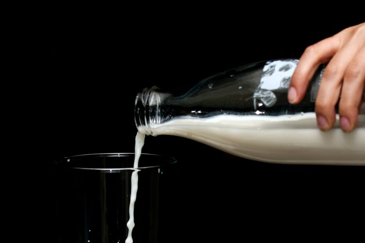 Minum susu di perut kosong bisa memicu gangguan pencernaan.