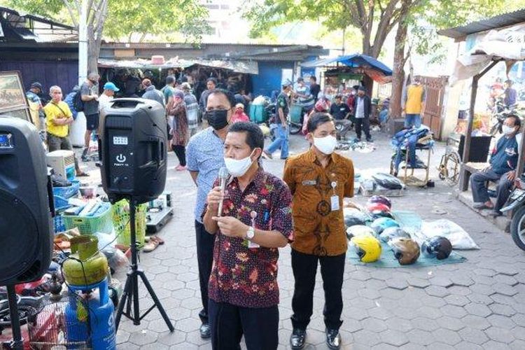 Petugas Suku Dinas Perdagangan Kota Solo mengumumkan penutupan aktivitas jual-beli tiga hari ke depan di Pasar Klitikan.



Artikel ini telah tayang di Tribunjateng.com dengan judul Tiga Hari ke Depan, Pedagang Oprokan Pasar Klitikan Solo Dilarang Berjualan, https://jateng.tribunnews.com/2020/05/13/tiga-hari-ke-depan-pedagang-oprokan-pasar-klitikan-solo-dilarang-berjualan.
Penulis: Rifqi Gozali
Editor: muslimah 