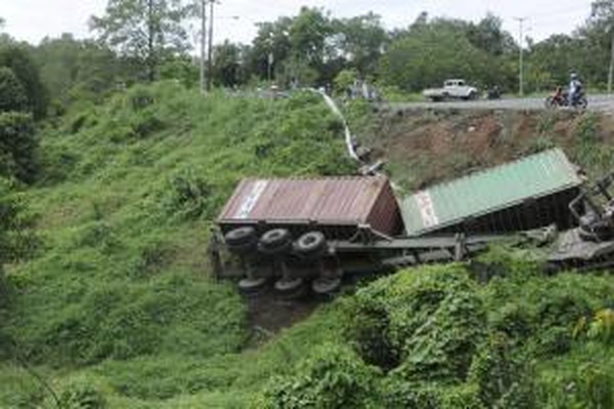 atu unit truk tronton yang mengangkut dua kontainer terjungkal dalam jurang di kawasan Seunapet, Kecamatan Lembah Seulawah, Aceh Besar, Kamis (1/12). Kecelakaan berantai truk interkuler, mobil angkutan penumpang, dan truk pengangkut pupuk dan satu unit sepeda motor itu mengakibatkan tiga orang meninggal dunia. SERAMBI/M ANSHAR 