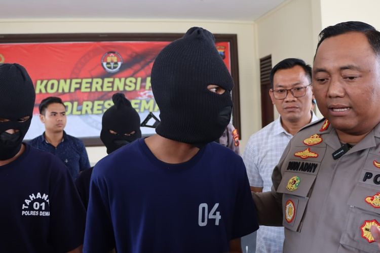 Kapolres Demak AKBP Budi Adhy Buono meminta keterangan kepada pelaku pengeroyokan yang berujung kematian, saat pers rilis di mapolres Demak, Selasa (14/3/2023) sore.