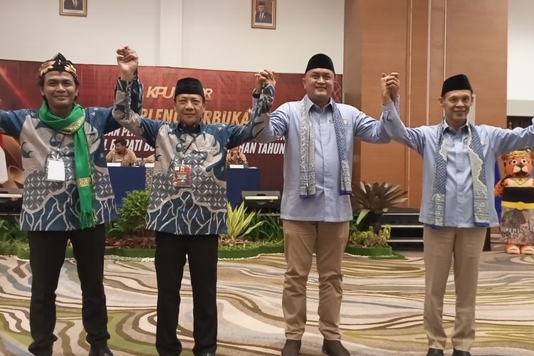 Paslon nomor urut 1 Rudy-Jaro dan paslon nomor urut 2 Bayu-Kang Mus sedang foto bersama dalam rapat pleno terbuka pengundian dan penetapan nomor urut Pilkada 2024 di sebuah hotel di kawasan Puncak, Bogor, Jawa Barat, Senin (23/9/2024) malam.