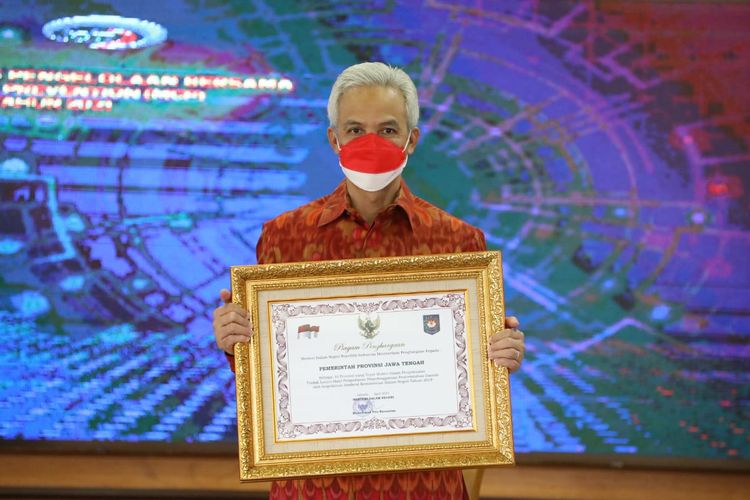Gubernur Jawa Tengah Ganjar Pranowo saat menerima penghargaan tindak lanjut hasil pengawasan penyelenggaraan (TLHP) yang diberikan oleh Menteri Dalam Negeri Tito Karnavian secara daring, Selasa (31/8/2021).